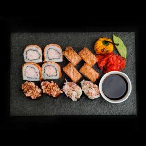 Küpsetatud assortii sushi